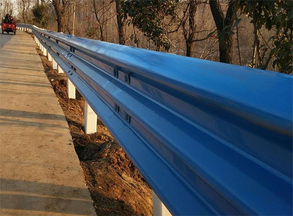 巴彦淖尔公路波形护栏板的优点